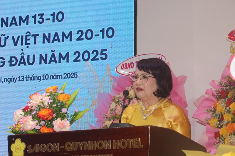 bà Đồng Thị Ánh – Chủ tịch Hội Nữ doanh nhân Bình Định, chia sẻ tại buổi lễ.