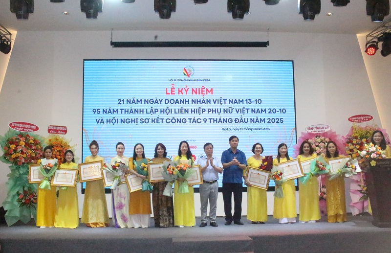 Lãnh đạo tỉnh Gia Lai trao bằng khen của Chủ tịch UBND tỉnh cho 11 hội viên Hội nữ doanh nhân Bình Định.