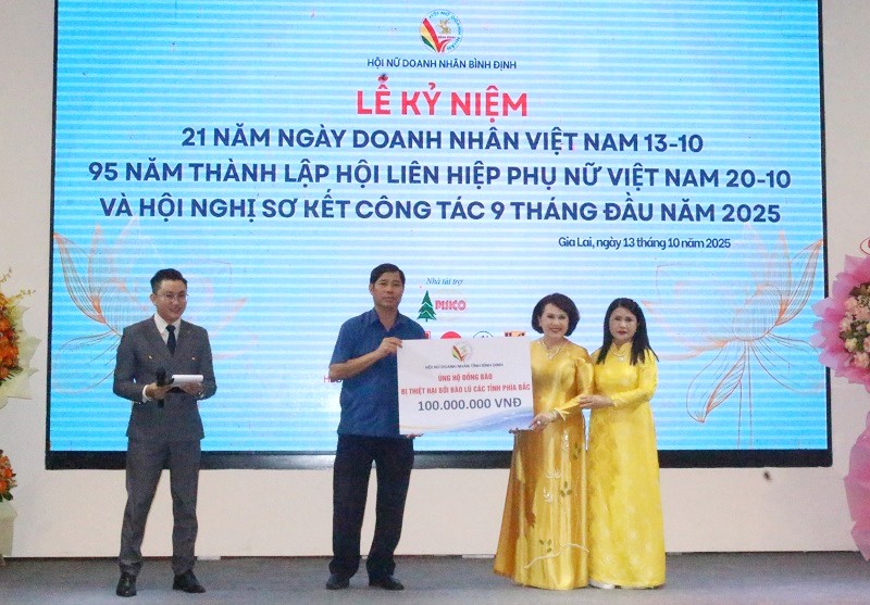 Lãnh đạo Hội Nữ doanh nhân Bình Định trao số tiền 100 triệu đồng hỗ trợ đồng bào miền Bắc khắc phục hậu quả bão lũ.