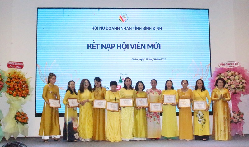 Hội Nữ doanh nhân Bình Định trao chứng nhận kết nạp hội viên mới.