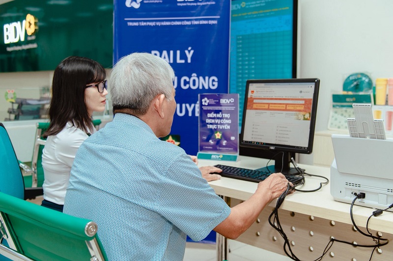 Nhân viên BIDV Bình Định hỗ trợ người dân thực hiện dịch vụ công trực tuyến. Nhân viên BIDV Bình Định hỗ trợ người dân thực hiện dịch vụ công trực tuyến.