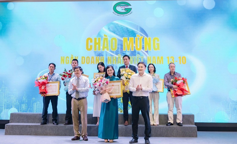 Bà Nguyễn Thị Ngọc Quỳnh – Giám đốc BIDV Bình Định, nhận bằng khen của UBND tỉnh Gia Lai ó thành tích xuất sắc trong hoạt động sản xuất kinh doanh giai đoạn 2024-2025, góp phần phát triển kinh tế - xã hội Bà Nguyễn Thị Ngọc Quỳnh – Giám đốc BIDV Bình Định, nhận bằng khen của UBND tỉnh Gia Lai ó thành tích xuất sắc trong hoạt động sản xuất kinh doanh giai đoạn 2024-2025, góp phần phát triển kinh tế - xã hội