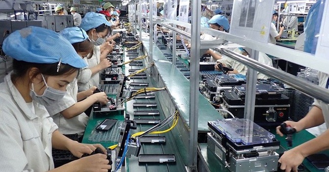 Doanh nghiệp sản xuất thiết bị điện tử được hưởng ưu đãi về thuế thu nhập doanh nghiệp phải có doanh thu từ hoạt động sản xuất thiết bị điện tử chiếm ít nhất 70% tổng doanh thu của doanh nghiệp