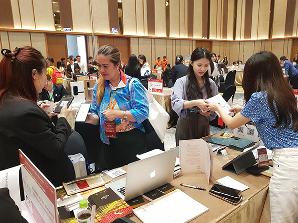 Hơn 6.000 cuộc hẹn giao thương được thiết lập tại ngày hội. Hơn 6.000 cuộc hẹn giao thương được thiết lập tại ngày hội.