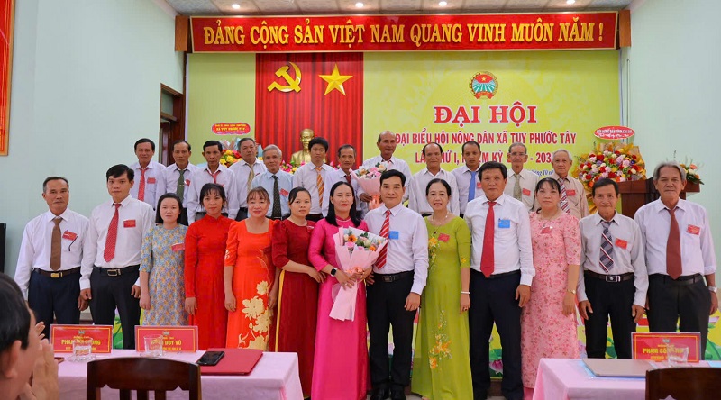 Bí thư Đảng ủy xã Tuy Phước Tây Phạm Công Đoan (thứ 6 từ phải sang) đến dự và chúc mừng đại hội.