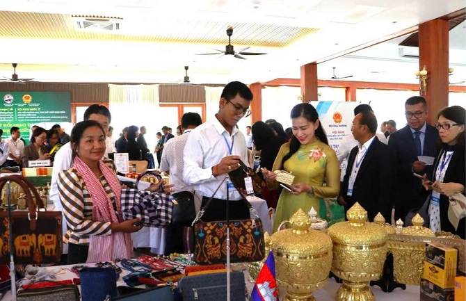 Các gian hàng Ocop của An Giang được nhiều người dân biên giới Campuchia tham quan khen ngợi chất lượng sản phẩm tại buổi trưng bày ngày 17.10.