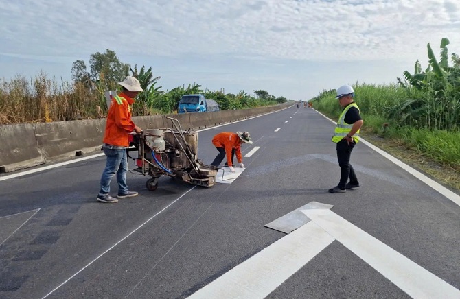 +ảnh 2: Đơn vị đang hoàn thiện hệ thống an toàn giao thông. +ảnh 2: Đơn vị đang hoàn thiện hệ thống an toàn giao thông.
