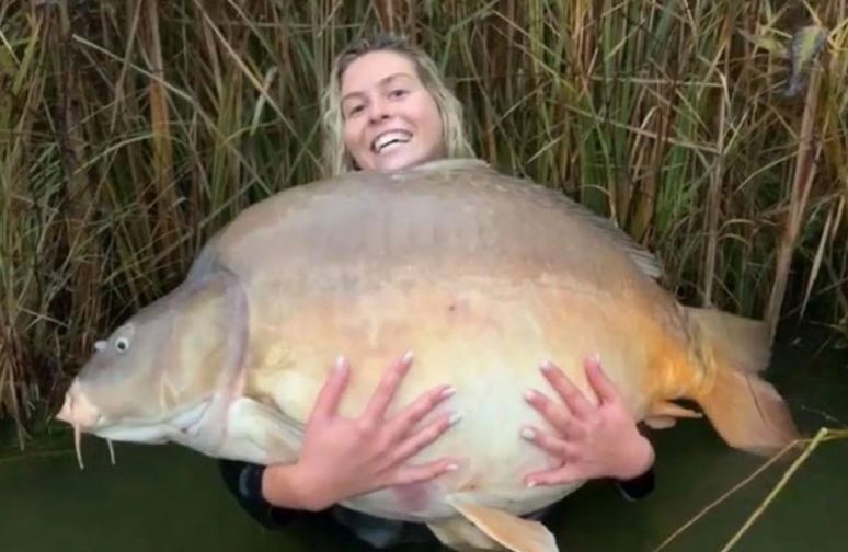 Jacqueline Horvath bên con cá chép mà mình câu được.