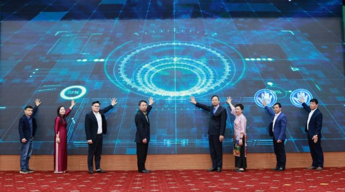 Các đại biểu thực hiện nghi thức khởi động hưởng ứng phong trào “Bình dân học AI”. Các đại biểu thực hiện nghi thức khởi động hưởng ứng phong trào “Bình dân học AI”.