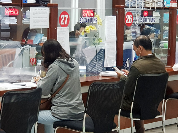 Các tổ chức, cá nhân đến giao dịch với Sở Xây dựng Đà Nẵng. Các tổ chức, cá nhân đến giao dịch với Sở Xây dựng Đà Nẵng.