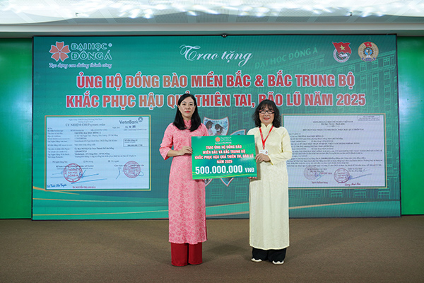 Lãnh đạo trường ĐH Đông Á trao cho đại diện Uỷ ban MTTQVN TP Đà Nẵng 500 triệu đồng ủng hộ đồng bào Bắc bộ và Bắc Trung bộ bị thiên tai, bão lũ Lãnh đạo trường ĐH Đông Á trao cho đại diện Uỷ ban MTTQVN TP Đà Nẵng 500 triệu đồng ủng hộ đồng bào Bắc bộ và Bắc Trung bộ bị thiên tai, bão lũ