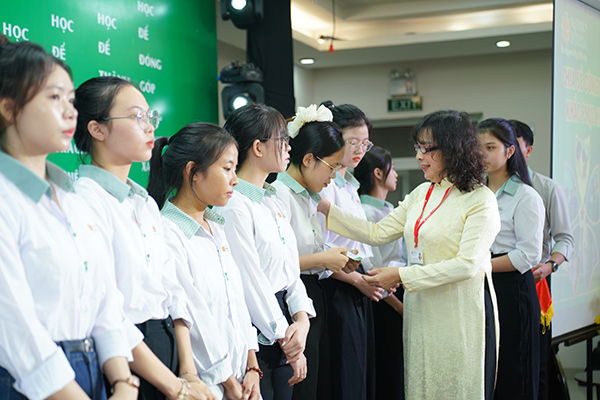 Lãnh đạo tường ĐH Đông Á trao hỗ trợ cho snh viên có gia đình bị thiệt hại nặng nề trong bão số 10 (Bualoi). Lãnh đạo tường ĐH Đông Á trao hỗ trợ cho snh viên có gia đình bị thiệt hại nặng nề trong bão số 10 (Bualoi).