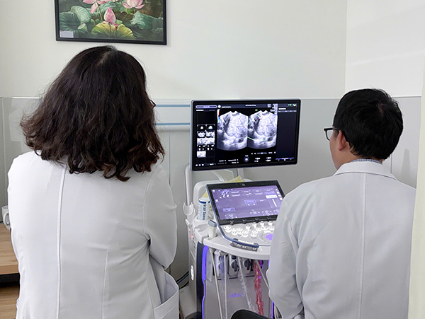 Các bác sĩ Thiện Nhân Hospital đánh giá kết quả siêu âm của bệnh nhân N.T.T Các bác sĩ Thiện Nhân Hospital đánh giá kết quả siêu âm của bệnh nhân N.T.T