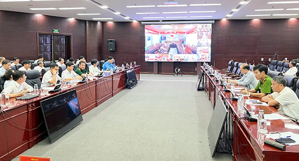 UBND TP Đà Nẵng họp trực tuyến chiều ngày 20/10 bàn phương án sẵn sàng ứng phó bão số 12 và đợt mưa lớn sắp tới. UBND TP Đà Nẵng họp trực tuyến chiều ngày 20/10 bàn phương án sẵn sàng ứng phó bão số 12 và đợt mưa lớn sắp tới.