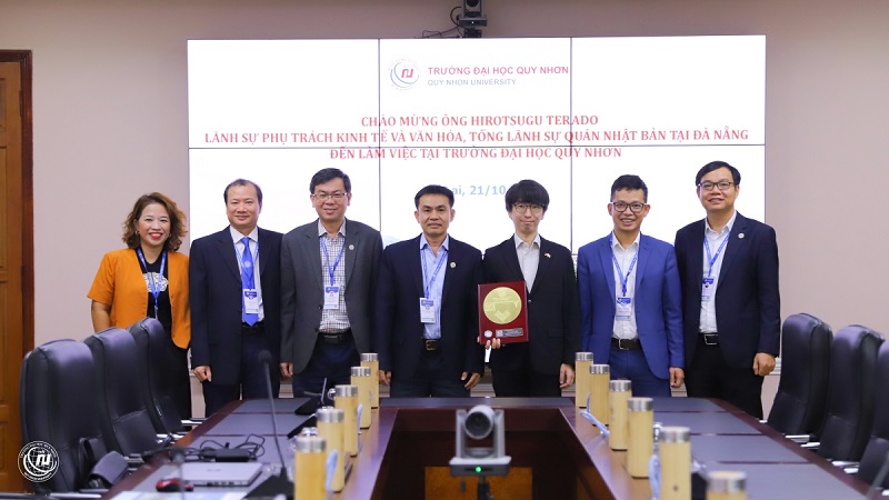 Lãnh sự Terado Hirotsugu làm việc với Trường Đại học Quy Nhơn. Lãnh sự Terado Hirotsugu làm việc với Trường Đại học Quy Nhơn.