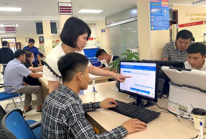 Cán bộ Trung tâm Phục vụ hành chính công tỉnh hướng dẫn người dân sử dụng dịch vụ công trực tuyến. Ảnh: Trung tâm Truyền thông KH&CN. Cán bộ Trung tâm Phục vụ hành chính công tỉnh hướng dẫn người dân sử dụng dịch vụ công trực tuyến. Ảnh: Trung tâm Truyền thông KH&CN.
