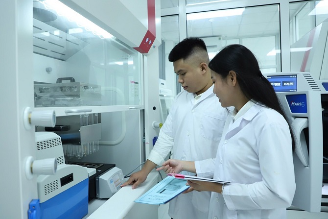 Giờ thực nghiệm của sinh viên tại Viện Công nghệ sinh học - TVU Giờ thực nghiệm của sinh viên tại Viện Công nghệ sinh học - TVU