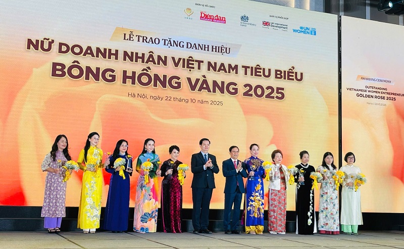 Phó Thủ tướng Chính phủ Mai Văn Chính và Chủ tịch VCCI Phạm Tấn Công chụp ảnh kỷ niệm cùng các nữ doanh nhân top 10