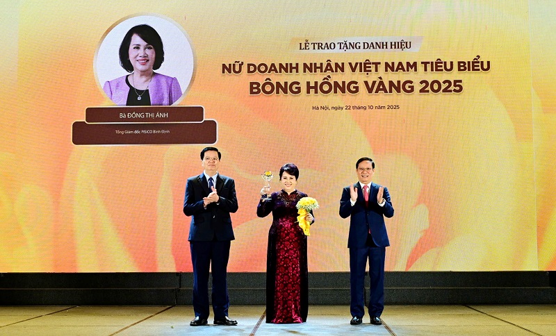 Phó Thủ tướng Chính phủ Mai Văn Chính và Chủ tịch VCCI Phạm Tấn Công trao danh hiệu Bông Hồng Vàng cho nữ doanh nhân Đồng Thị Ánh – Chủ tịch HĐQT, Tổng Giám đốc PISICO