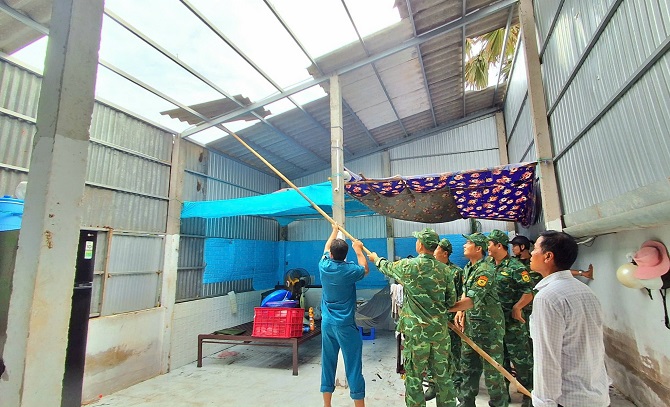 lực lượng công an xã giúp dân lợp lại mái nhà lực lượng công an xã giúp dân lợp lại mái nhà