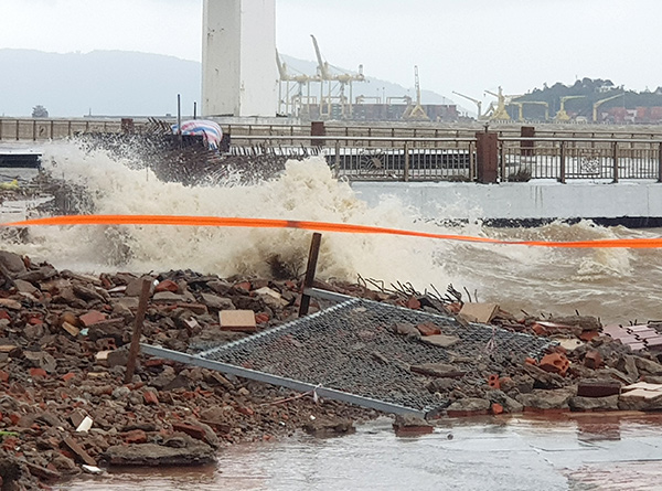 Sóng lớn do ảnh hưởng bão số 12 đánh vỡ nhiều đoạn vỉa hè đường Như Nguyệt gần cửa sông Hàn. Sóng lớn do ảnh hưởng bão số 12 đánh vỡ nhiều đoạn vỉa hè đường Như Nguyệt gần cửa sông Hàn.