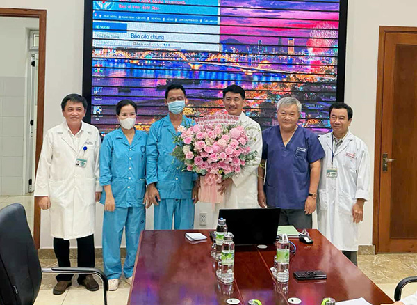 TS Lê Đức Nhân - Giám đốc BV Đà Nẵng tặng hoa chúc mừng bệnh nhân ca ghép gan đầu tiên tại BV này được xuất viện.