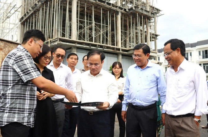 Đoàn công tác do Thứ trưởng Bộ Xây dựng Nguyễn Văn Sinh có buổi khảo sát khu nhà ở xã hội Tây Bắc phường Rạch Giá tỉnh An Giang. Đoàn công tác do Thứ trưởng Bộ Xây dựng Nguyễn Văn Sinh có buổi khảo sát khu nhà ở xã hội Tây Bắc phường Rạch Giá tỉnh An Giang.