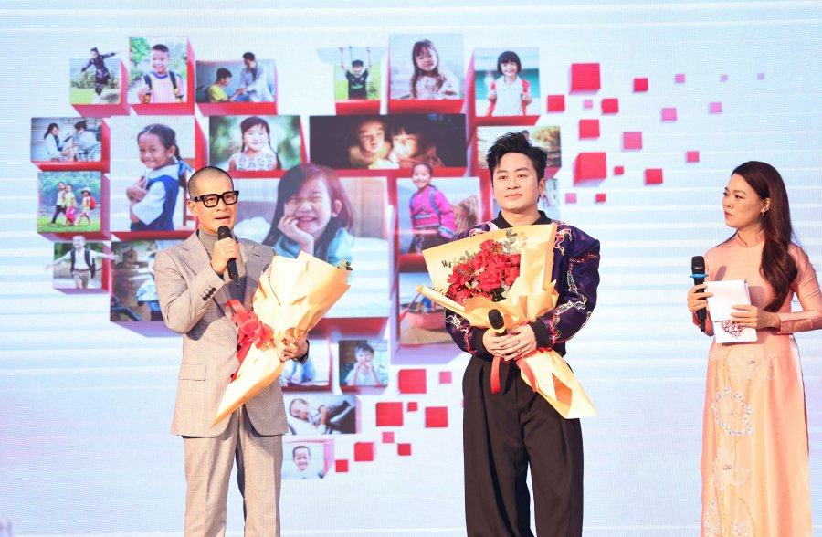 Đạo diễn Việt Tú, ca sĩ Tùng Dương Đạo diễn Việt Tú, ca sĩ Tùng Dương