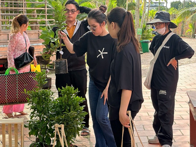 +ảnh 3: Các bạn Tiktoker đang chuẩn bị livestream bán cây giống cho nhà vườn ở Chợ Lách (Vĩnh Long).