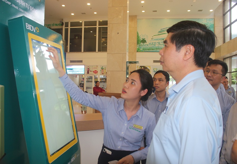 Phó Chủ tịch UBND tỉnh Gia Lai Lâm Hải Giang kiểm tra tình hình hoạt động kiosk y tế thông minh tại Bệnh viện Bình Định. 