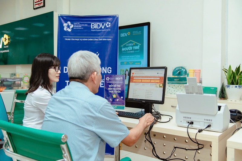 Nhân viên BIDV Bình Định hỗ trợ người dân thực hiện dịch vụ công trực tuyến.