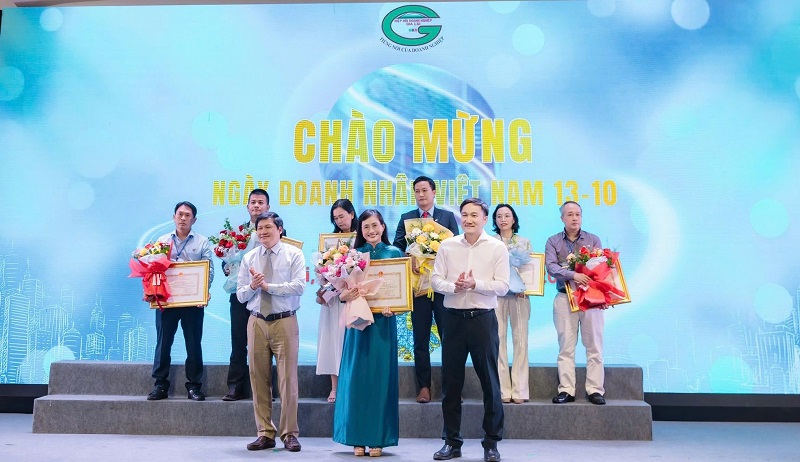 Bà Nguyễn Thị Ngọc Quỳnh – Giám đốc BIDV Bình Định, nhận bằng khen của UBND tỉnh Gia Lai vì có thành tích xuất sắc trong hoạt động sản xuất kinh doanh, góp phần phát triển kinh tế - xã hội địa phương.