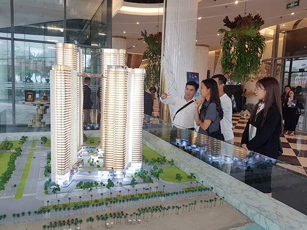 Khách hàng tìm hiểu dự án tổ hợp khách sạn, căn hộ 5 sao The Soleil Đà Nẵng mở bán ngày 26/10/2025. Khách hàng tìm hiểu dự án tổ hợp khách sạn, căn hộ 5 sao The Soleil Đà Nẵng mở bán ngày 26/10/2025.