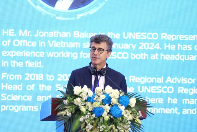 Ông Johnathan Baker, Trưởng văn phòng và đại diện UNESCO tại Việt Nam. Ông Johnathan Baker, Trưởng văn phòng và đại diện UNESCO tại Việt Nam.