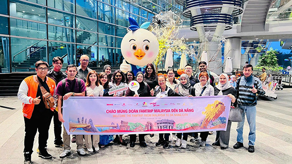 Chào đón đoàn famtrip Malaysia hạ cánh sân bay quốc tế Đà Nẵng.