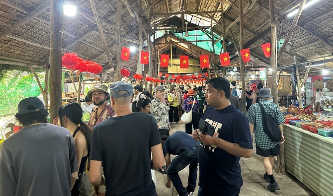 +ảnh 2: Du khách nước ngoài tham quan tại một điểm du lịch ở cù lao Thới Sơn, tỉnh Đồng Tháp. +ảnh 2: Du khách nước ngoài tham quan tại một điểm du lịch ở cù lao Thới Sơn, tỉnh Đồng Tháp.