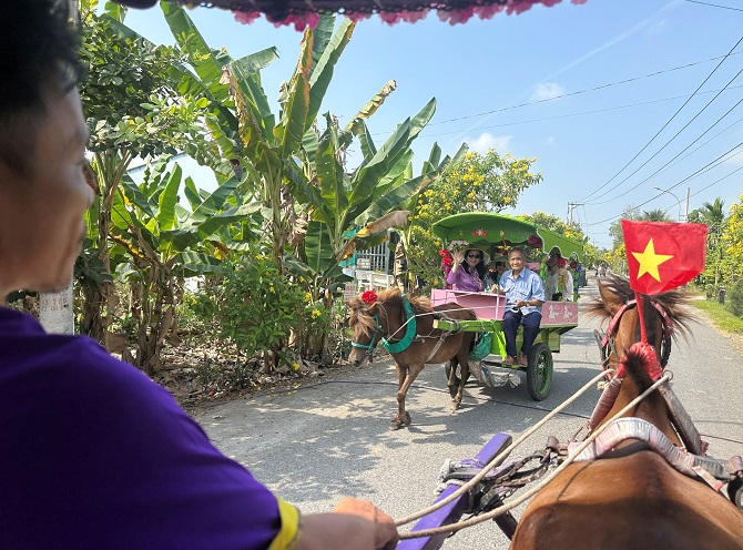 +ảnh 1: Du khách trải nghiệm đi xe ngựa ngắm cảnh đẹp ở cù lao Thới Sơn. +ảnh 1: Du khách trải nghiệm đi xe ngựa ngắm cảnh đẹp ở cù lao Thới Sơn.