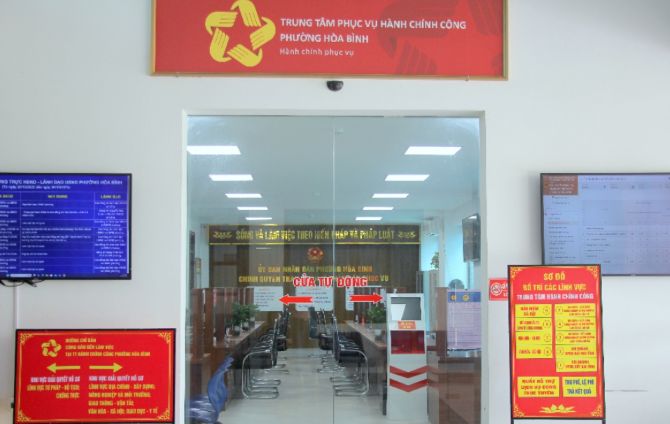 UBND phường Hòa Bình là một trong những đơn vị triển khai sớm thí điểm trí tuệ nhân tạo (AI) hỗ trợ giải quyết thủ tục hành chính công. Ảnh: Sở Khoa học và Công nghệ tỉnh Phú Thọ. UBND phường Hòa Bình là một trong những đơn vị triển khai sớm thí điểm trí tuệ nhân tạo (AI) hỗ trợ giải quyết thủ tục hành chính công. Ảnh: Sở Khoa học và Công nghệ tỉnh Phú Thọ.