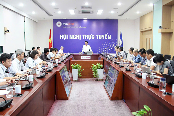 Tổng giám đốc EVNCPC Ngô Tấn Cư chủ trì cuộc họp trực tuyến chiều 29/10.