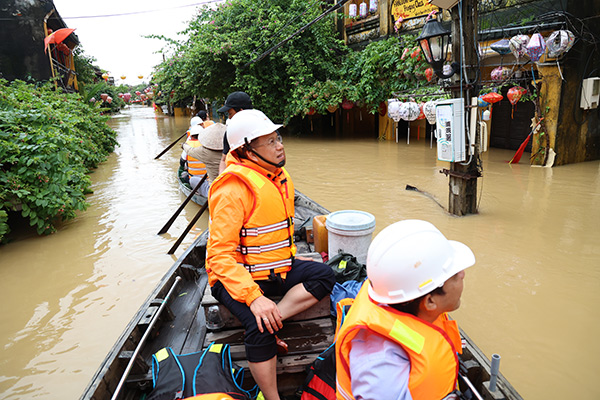 EVNCPC kiểm tra hệ thống điện tại Hội An (TP Đà Nẵng) bị ảnh hưởng bởi mưa lũ diện rộng.