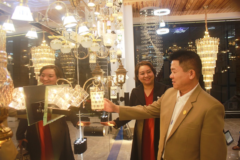 Các đại biểu tham quan sản phẩm tại showroom.