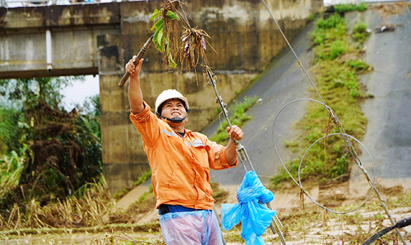 Các đơn vị thuộc EVNCPC đang khẩn trương khôi phục cấp điện cho người dân sau mưa lũ.