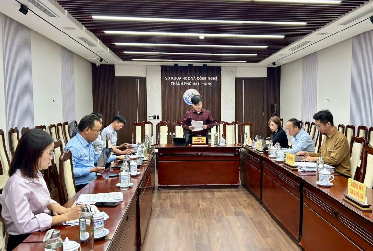 Phó Giám đốc Sở Khoa học và Công nghệ Phạm Huy Thắng chủ trì Hội nghị.