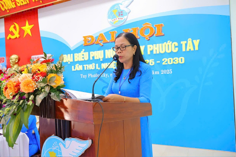 Bà Huỳnh Thị Bích Loan - Phó Chủ tịch Hội LHPN xã Tuy Phước Tây, báo cáo tại đại hội. 