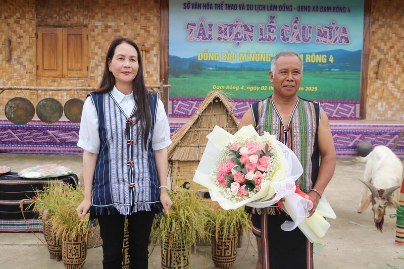 Bà Nguyễn Thị Bích Ngọc – Phó Giám đốc Sở VHTT&DL tỉnh Lâm Đồng, cảm ơn già làng và các nghệ nhân tham gia chương trình.