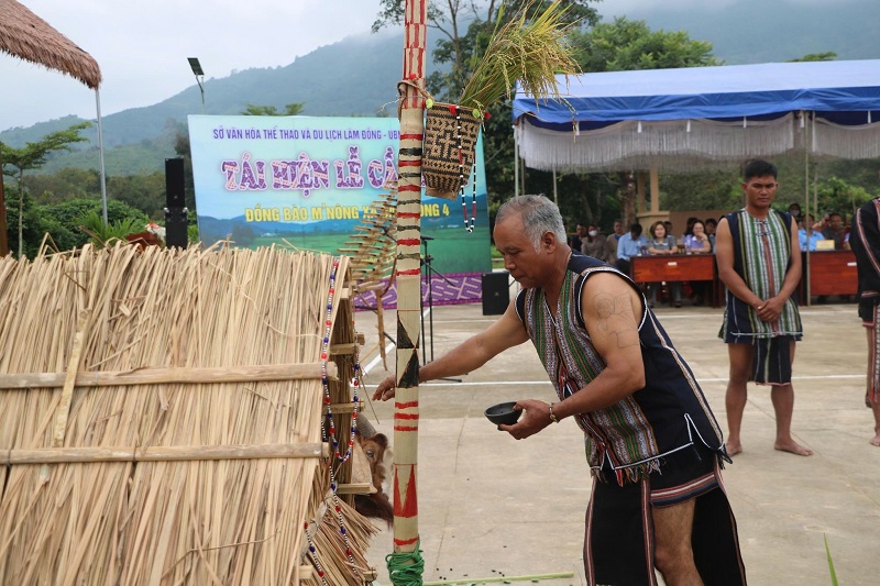 Già làng tái hiện các nghi thức của Lễ cầu mùa.