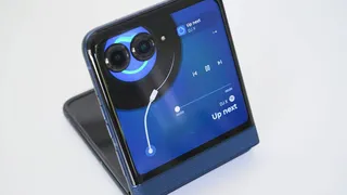 Smartphone màn hình gập, giá 19,99 triệu tại Việt Nam, cạnh tranh với Samsung Galaxy Z Flip7 5G