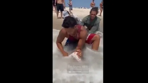 CLIP: Người đàn ông dũng cảm giải cứu cá mập khỏi lưỡi câu