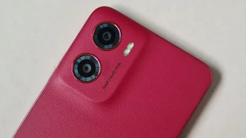 Trên tay smartphone lưng da, chống nước, pin 5.200mAh, giá gần 2 triệu đồng