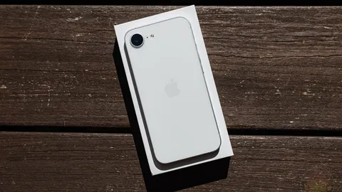 Trên tay iPhone 16e vừa ra mắt, giá từ 16,99 triệu tại Việt Nam